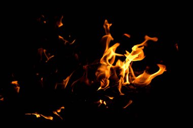  koyu arka plan üzerinde alevler ateş