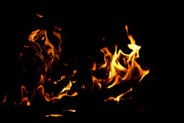  koyu arka plan üzerinde alevler ateş