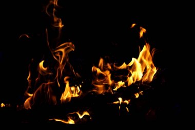  koyu arka plan üzerinde alevler ateş