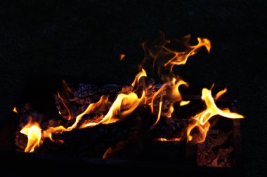  koyu arka plan üzerinde alevler ateş