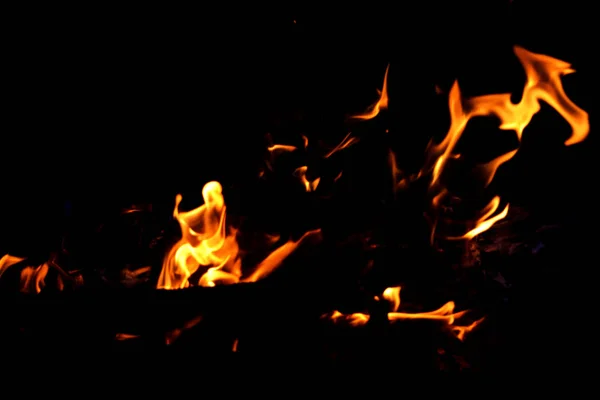 Огненное пламя на темном фоне — стоковое фото