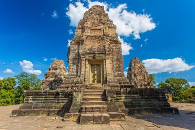 Angkor 'daki Doğu Mebon Tapınağı