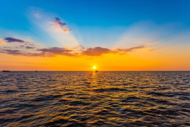 Günbatımı Tonle Sap Gölü