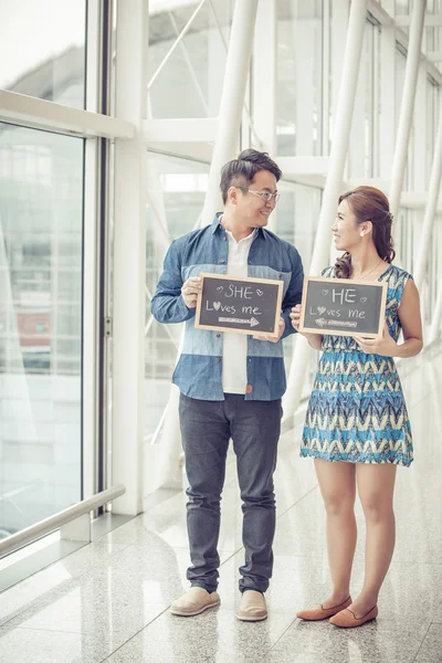 Casal escrevendo mensagem de amor — Fotografia de Stock