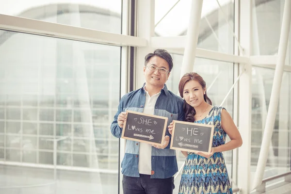 Pareja escribiendo mensaje de amor —  Fotos de Stock