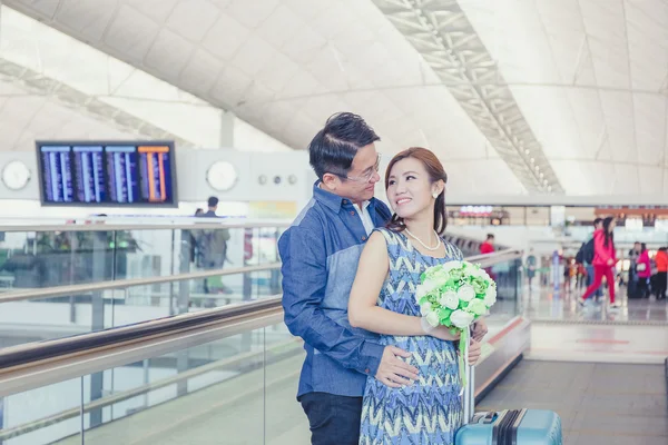 Havaalanında Asya çift — Stok fotoğraf