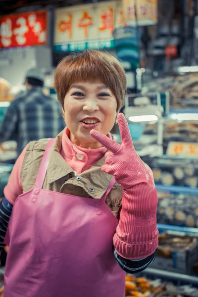 Donna nel mercato del pesce di Seoul — Foto Stock