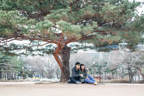 Bir ağacın altında Asya çift — Stok fotoğraf