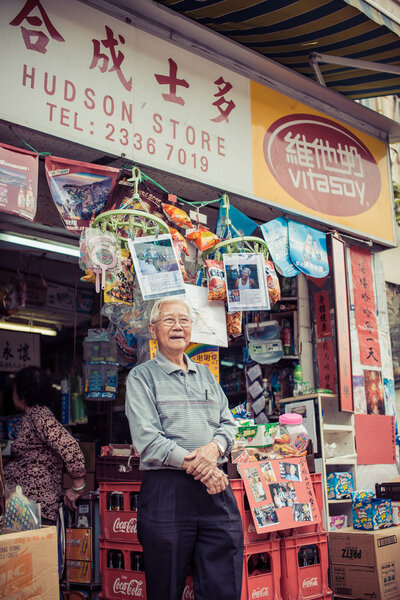 hawker selling goods in Kowloon Tong 