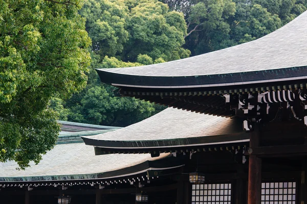 Telhado japonês no Meiji Shrine Park em Tóquio — Fotografia de Stock