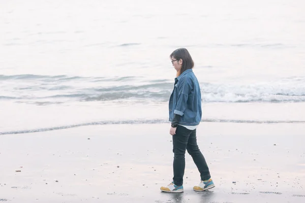 Aziatische vrouw wandelen — Stockfoto