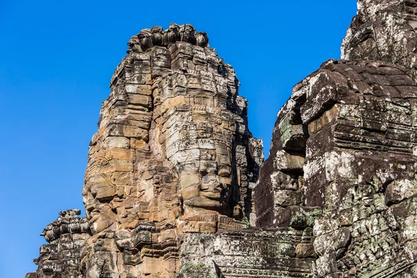 Bayon Tapınağının eski taş yüzleri