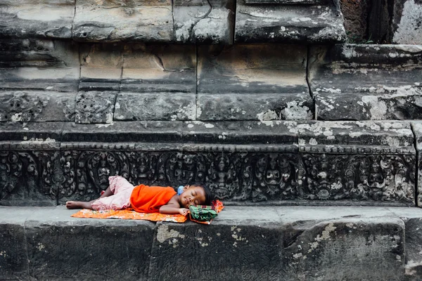 アンコール ワットで眠っている子供 — ストック写真