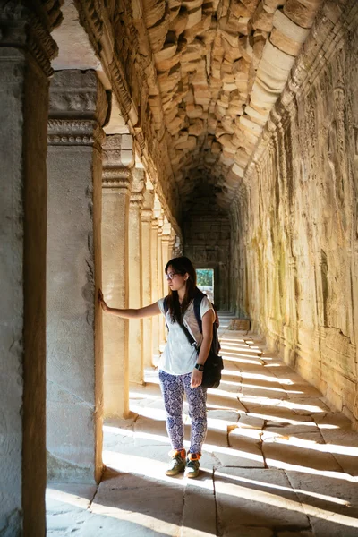 Femme marchant au Cambodge — Photo