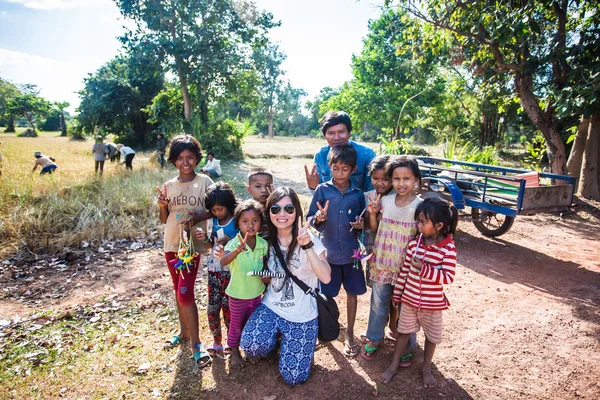 Camboja crianças na aldeia — Fotografia de Stock