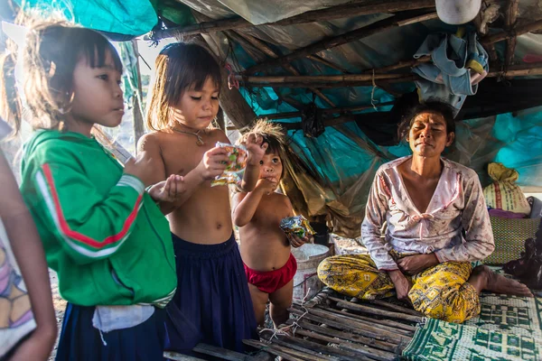 Cambodian poor family — Stock Photo, Image