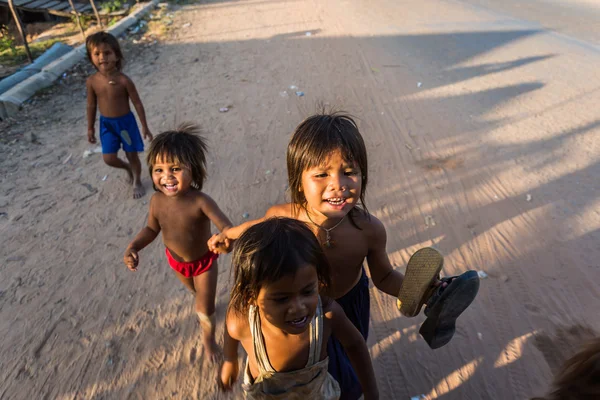 Kambodža děti poblíž Siĕmréab — Stock fotografie