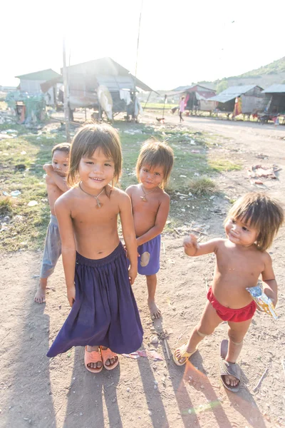 Дети Камбоджи рядом с Сиемреапом — стоковое фото