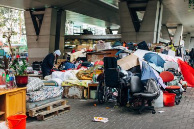 Uyuyanlar Hong Kong Caddesi üzerinde
