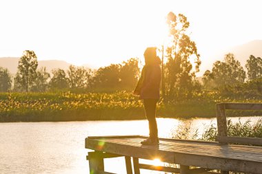 Asyalı kadın köprüde duran 