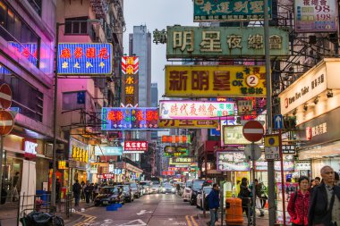 İşaretleri gece Kowloon'da aydınlatmak.