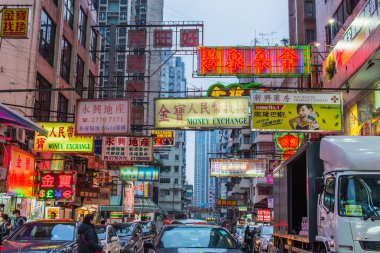 İşaretleri gece Kowloon'da aydınlatmak.