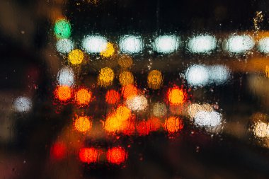 Islak arka penceresiyle 