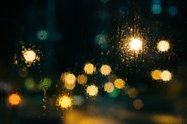 Islak arka penceresiyle 