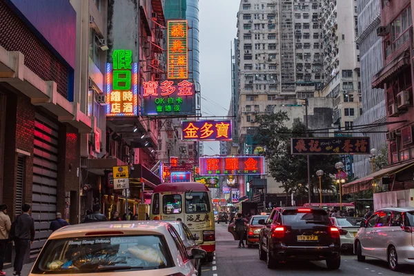 Sinais iluminam a noite em Kowloon — Fotografia de Stock