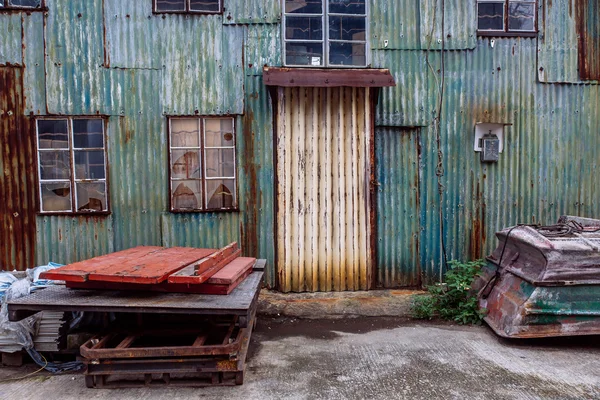 Armazém de metal velho — Fotografia de Stock