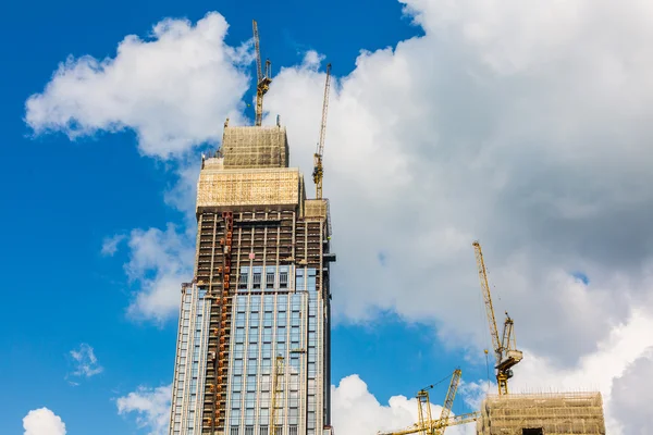 Obra con grúas — Foto de Stock