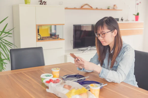 Asiatisk kvinna njuter av frukost — Stockfoto