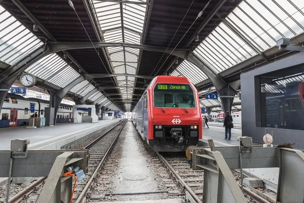 Trainen op het platform van de Zurich — Stockfoto