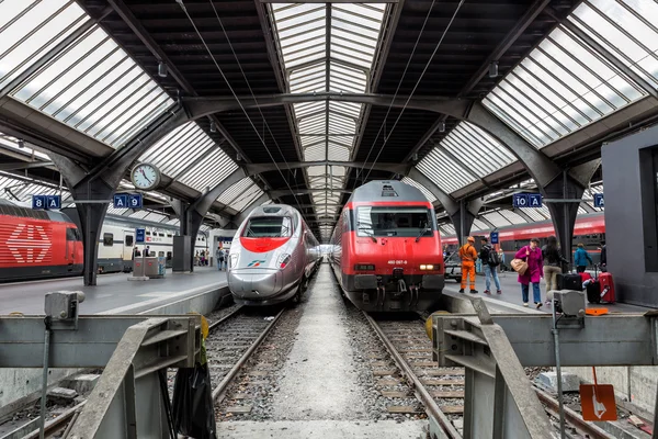 Trainen op het platform van de Zurich — Stockfoto