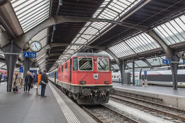 Trem na plataforma da Zurique — Fotografia de Stock