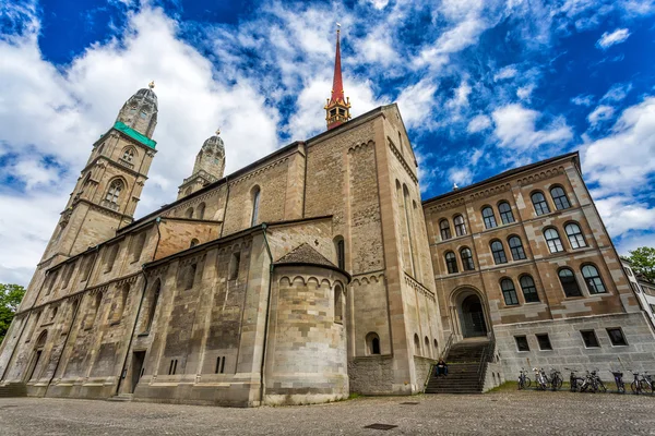 Grossmunster kathedraal zijaanzicht in Zürich — Stockfoto