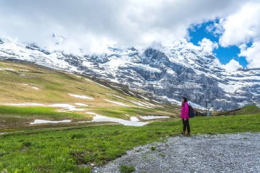  İsviçre de hiking kadın