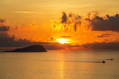 Hareketli gemilerle okyanusa güneş doğarken.