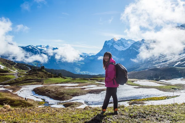 Wanderin in der Schweiz — Stockfoto