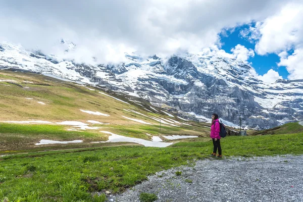 Kvinna vandring i Schweiz — Stockfoto