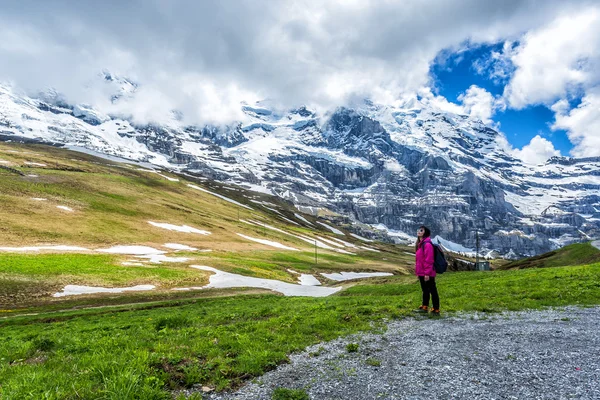 Mujer senderismo en la montaña de nieve — Foto de Stock