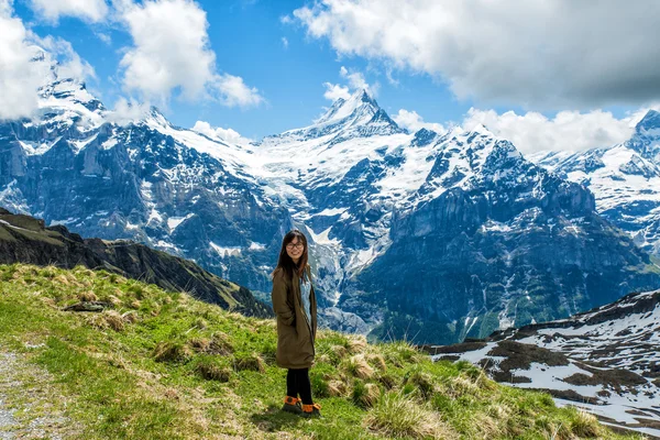 Schweiziska Alperna på vandring passerar över Grindelwald — Stockfoto