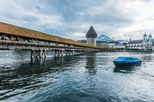 Stadtbild von Luzern mit Kapellenbrücke — Stockfoto