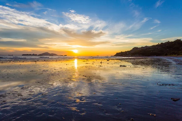 Costa do pôr do sol em Hong Kong, com reflexão . — Fotografia de Stock