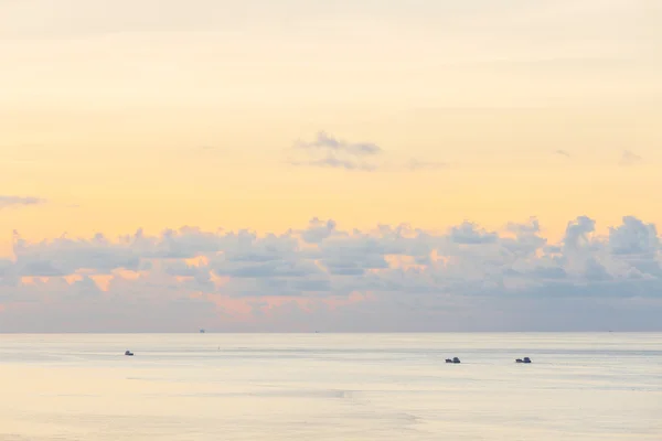 Východ slunce na moři a lodí proplouvajících. — Stock fotografie