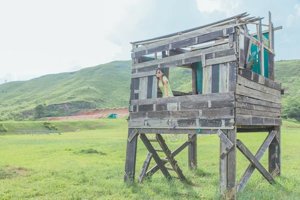 木造住宅でアジアの女性 — ストック写真