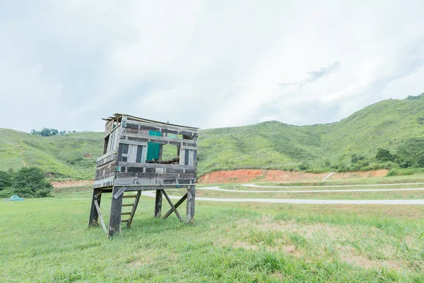 Casa de madeira em grasslansd — Fotografia de Stock