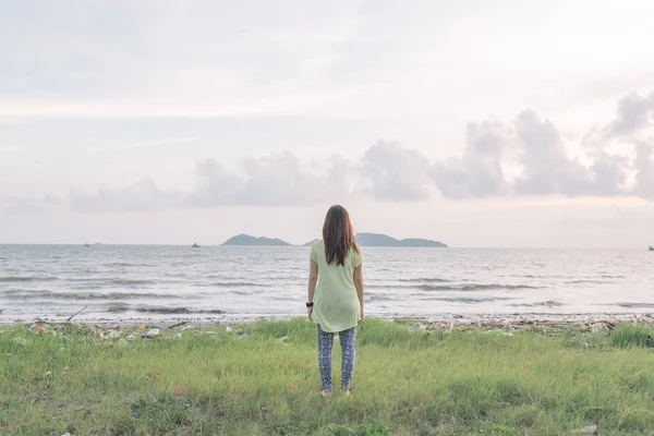 海を見ているアジアの女性 — ストック写真