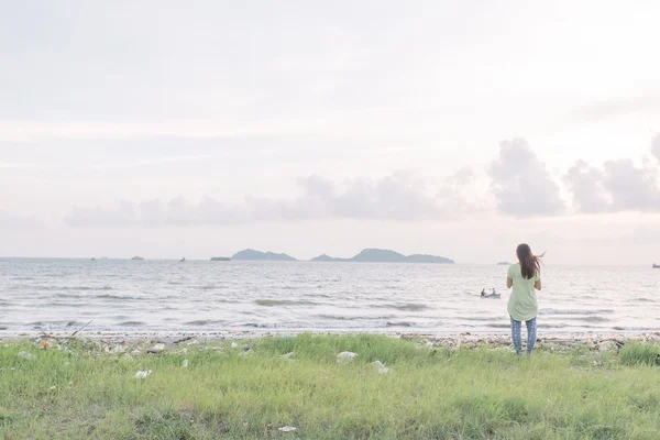 Asian lady looking at ocean — Stock Photo, Image