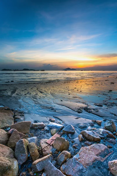 Meereswellen schlagen gegen Felsen am Strand in Hongkong — Stockfoto